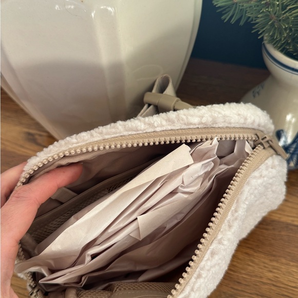 Lole White/Cream+Beige Sherpa Cross Body Bag/Fanny Pack - Picture 5 of 5